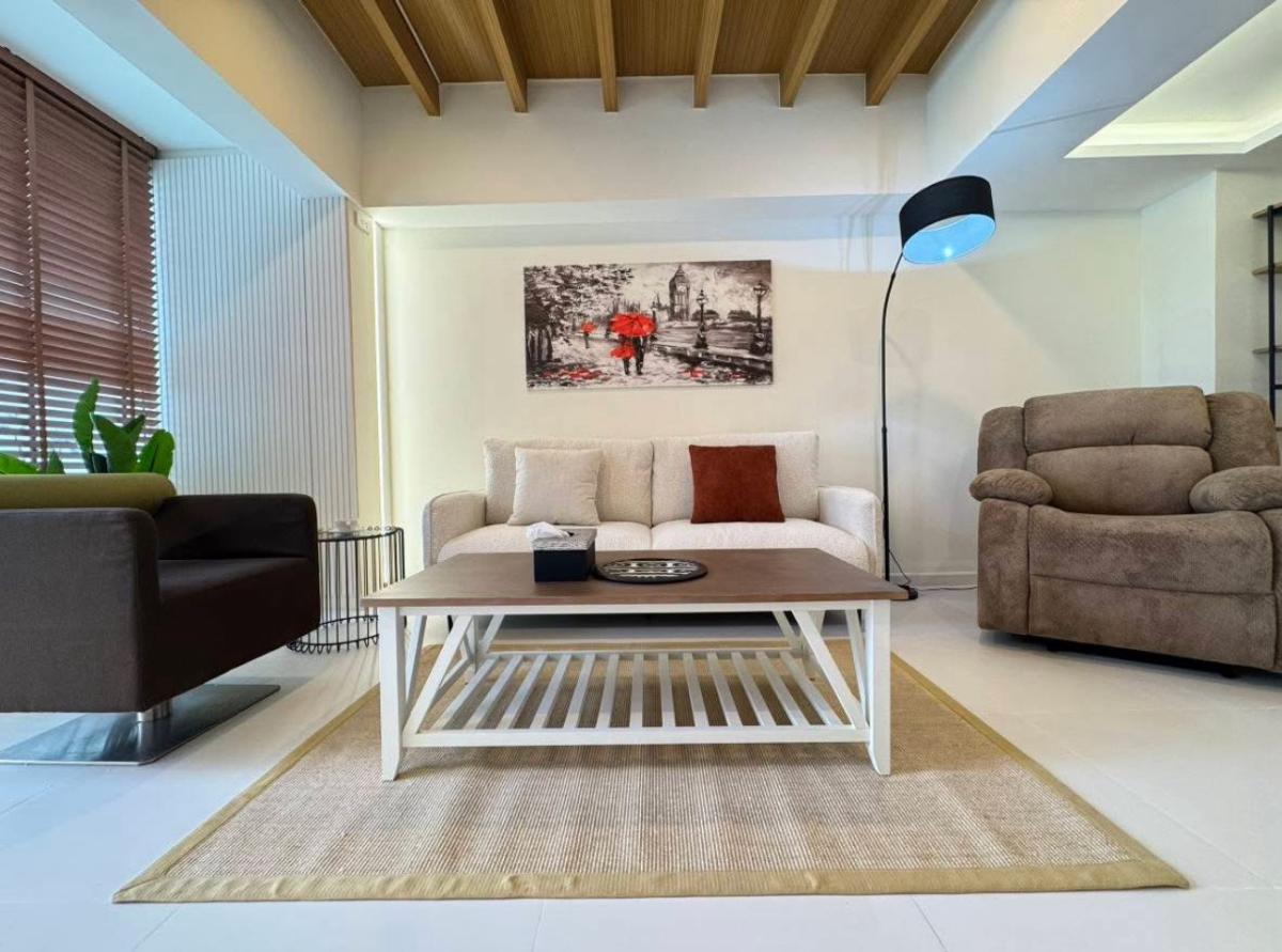 🏡 เหมือนได้บ้านใหม่สไตล์มินิมอล ในทำเลที่ใครๆ ก็อิจฉา!  ✨ ส่วนต่างราคาตลาดคุ้มจนต้องรีบทัก ใกล้ทองหล่อ-เอกมัย บ้านที่รีโนเวทเสร็จปุ๊บคนถามเพียบ!