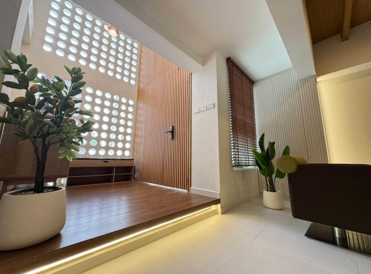 🏡 เหมือนได้บ้านใหม่สไตล์มินิมอล ในทำเลที่ใครๆ ก็อิจฉา!  ✨ ส่วนต่างราคาตลาดคุ้มจนต้องรีบทัก ใกล้ทองหล่อ-เอกมัย บ้านที่รีโนเวทเสร็จปุ๊บคนถามเพียบ!